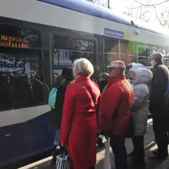 Ludzie czekają na tramwaj linii 85, który dojeżdża do Cmentarza Rakowickiego. MPK w Krakowie.