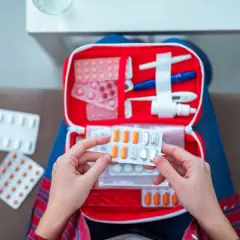 Jak przewieźć leki bez lodówki? Sprawdzone metody na każdą podróż
