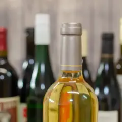 Butelki wina, być może przygotowane na podróż do Norwegii, gdzie obowiązuje limit alkoholu.