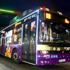 Autobus MPK Rzeszów z ozdobami świątecznymi, numer 900, z kierowcą w czapce Mikołaja.
