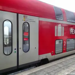 Czerwony pociąg FEX Flughafen-Express na peronie, gotowy do podróży z Poznania do Berlina na lotnisko.