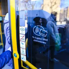 Na drzwiach autobusu w Poznaniu widnieje symbol zbliżeniowego zakupu biletu. Idealne rozwiązanie, by szybko kupić bilet weekendowy.