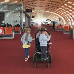 Przewóz wózka samolotem: Bezpłatnie i bez stresu? Sprawdź!