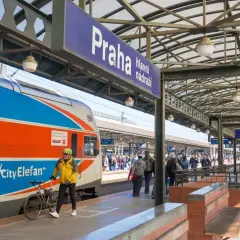 Praga, główny dworzec. Pociąg "City Elefant" czeka na pasażerów. W tle widać ludzi i perony.