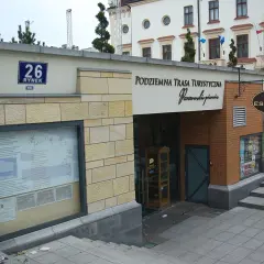 Podziemna Trasa Turystyczna w Rzeszowie, Rynek 26. Obok kawiarnia Estrada Caffé.