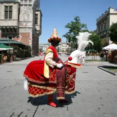 Gdzie Lajkonik zatrzymuje się w Krakowie? Pełna trasa i porady!