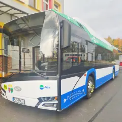 Nowoczesne autobusy elektryczne z napisem Actv i symbolem wtyczki.