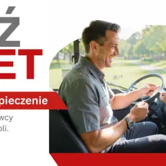 Uśmiechnięty kierowca autobusu podaje bilet pasażerce. Pamiętaj, polonus kup bilet, to Twoje ubezpieczenie.