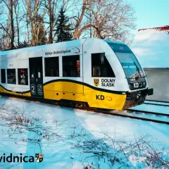 Pociąg Kolei Dolnośląskich na trasie Świdnica-Dzierżoniów, zimowy krajobraz.
