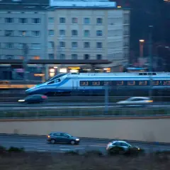 Szybki pociąg PKP mija miasto. Weteran z legitymacją może liczyć na zniżki.