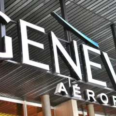Znak "GENEVE AEROPORT" nad wejściem do jednego z lotnisk w Szwajcarii.