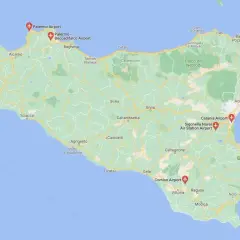 Mapa Sycylii z zaznaczonymi lotniskami: Palermo, Trapani, Sigonella, Catania i Comiso. Idealne do planowania podróży po wyspie.