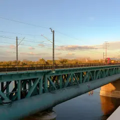 Pociąg na moście w Warszawie, idealny do zwiedzania miasta z biletem 3 dniowym.