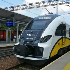 PKP Zielona Góra rozkład jazdy nad morze. Nowoczesny pociąg KD "Dolny Śląsk" czeka na pasażerów.