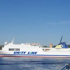 Biały prom Unity Line płynie po wodzie, oferując rejsy statkiem Świnoujście-Międzyzdroje.