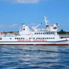 Biały statek pasażerski "Żegluga Gdańska" płynie po wodzie. Sprawdzam pkp gdynia - hel cena biletu na rejs.