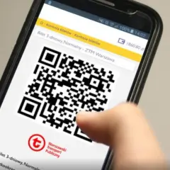 Telefon z wyświetlonym kodem QR biletu ZTM Warszawa. Ułatwia kontrolę biletów w metrze.