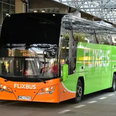 Pomarańczowo-zielony Flixbus z napisem "Warszawa Gdańsk" na wyświetlaczu. Może ktoś właśnie planuje flixbus zwrot biletu?
