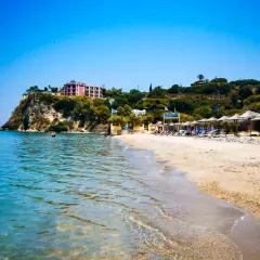 Piękna plaża w Tsilivi z turkusową wodą, piaszczystym brzegiem i zielonymi wzgórzami w tle.