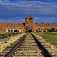 Brama obozowa Auschwitz, tory kolejowe prowadzące do niej. Informacje o auschwitz bilety cennik.