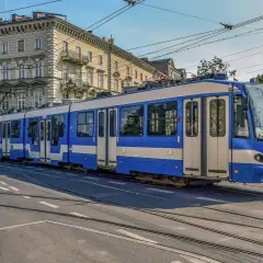 Krakowski tramwaj z niebiesko-białymi pasami, idealny na rodzinny weekend w Krakowie.