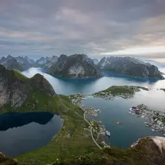 Malownicze fiordy i góry Norwegii. Zastanawiasz się, ile pieniędzy na wyjazd do Norwegii? Warto!