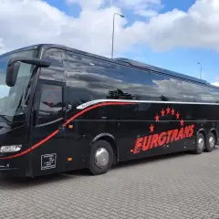 Czarny autokar Eurotrans, gotowy do podróży. Zastanawiasz się, ile się jedzie do Chorwacji autokarem?