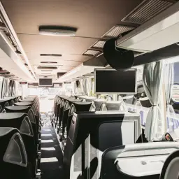 Wygodne siedzenia w autokarze, idealne na podróż do Szaflar lub Zakopanego.