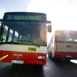 Autobusy MZK Jelenia Góra, linia 20 Karola Miarki, numery taborowe 786 i 682, stoją na placu.