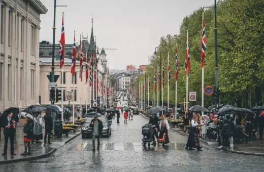 Deszczowy dzień w Oslo, tłumy z parasolami i norweskimi flagami. Czy warto odwiedzić to miasto?