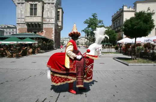 Lajkonik w Cieszynie, a może w Krakowie? Barwny strój i biały rumak na Rynku Głównym.