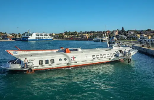 Hydrofoil "Joy Cruises" w drodze z Korfu do Sarandy. W tle prom pasażerski.