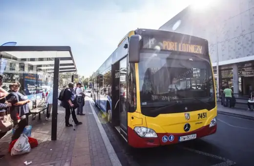 Autobus linii "Port Lotniczy" czeka na pasażerów na przystanku we Wrocławiu.