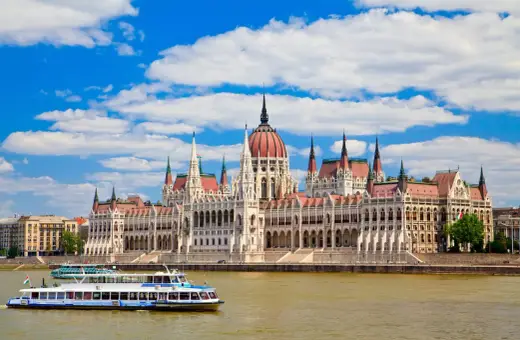 Rejs po Dunaju w Budapeszcie, obok Parlamentu. Podobne do widoku z Wrocławia, ale to stolica Węgier.