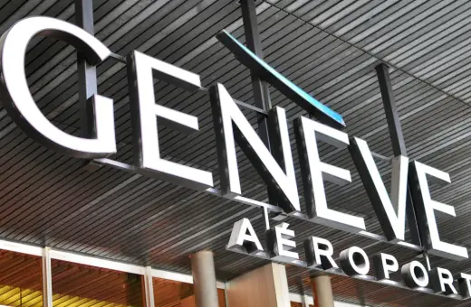 Znak "GENEVE AEROPORT" nad wejściem do jednego z lotnisk w Szwajcarii.