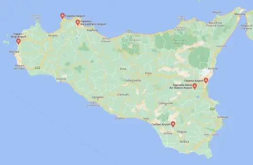 Mapa Sycylii z zaznaczonymi lotniskami: Palermo, Trapani, Sigonella, Catania i Comiso. Idealne do planowania podróży po wyspie.
