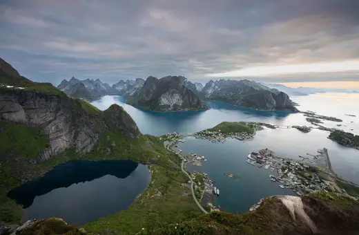 Malownicze fiordy i góry Norwegii. Zastanawiasz się, ile pieniędzy na wyjazd do Norwegii? Warto!