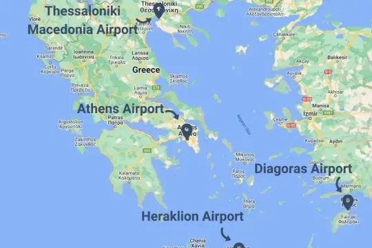 Mapa Grecji z zaznaczonymi lotniskami: Macedonia Airport, Athens Airport, Diagoras Airport, Heraklion Airport. Kreta lotniska widoczne na południu.