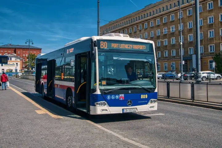 Autobus linii 80 jadący do Portu Lotniczego w Bydgoszczy. Sprawdź rozkład jazdy bydgoszcz, by nie przegapić swojego kursu.