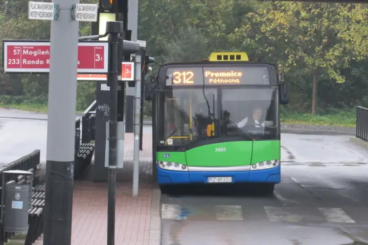 Autobus linii 312 z napisem "Promnice Północna" na przystanku. Rozkład jazdy 342 jest widoczny na tablicy.