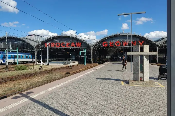 Wrocław Główny, stacja kolejowa. Pociąg czeka na pasażerów, którzy wybierają się do Wałbrzycha.