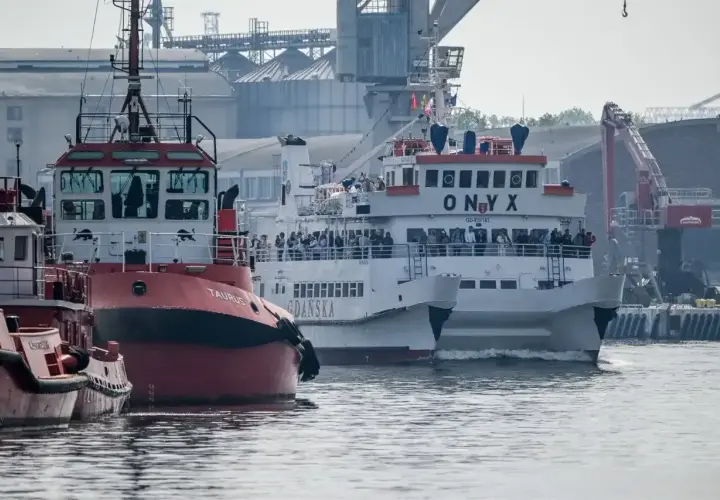 Statek pasażerski "Onyx" i holowniki "Taurus" w porcie w Gdańsku.