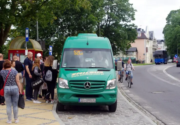 Międzyzdroje busy do Dziwnowa czekają na pasażerów przy przystanku. Zielony bus Emilbus.