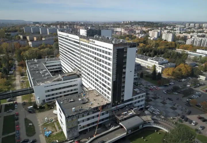 Szpital Rydygiera w Krakowie. Jak dojechać tramwajem? Widok z lotu ptaka na nowoczesny kompleks budynków szpitalnych otoczony zielenią i zabudową miejską.