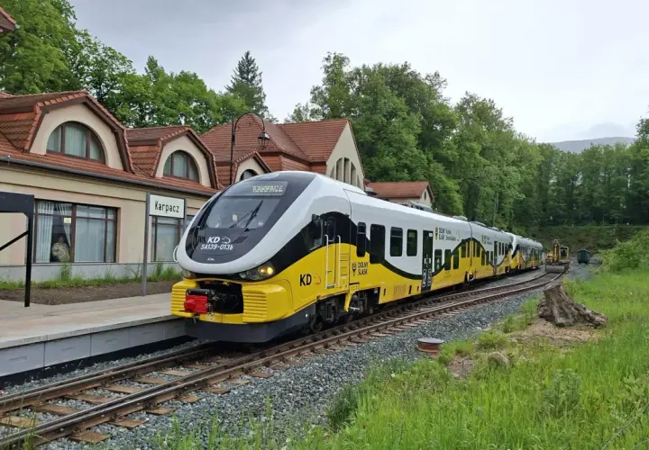 Pociąg KD na stacji Karpacz. Sprawdź karpacz-jelenia góra rozkład jazdy i zaplanuj podróż!