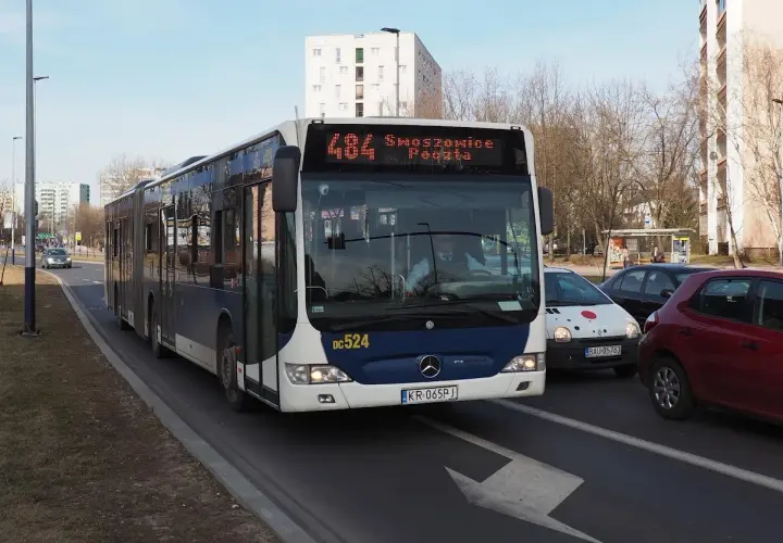 Autobus linii 484 w Krakowie, jadący do Szwoszowic.