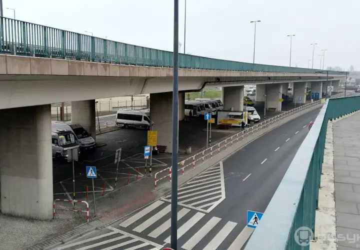 Busy Limanowa-Kraków: Skąd odjeżdżają i jak znaleźć przystanek?