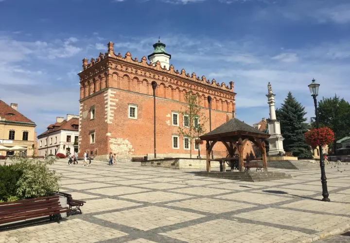 Rynek w Sandomierzu, z Ratuszem w tle, zachęca do spaceru. Trasa Kielce Sandomierz to idealny pomysł na wycieczkę.