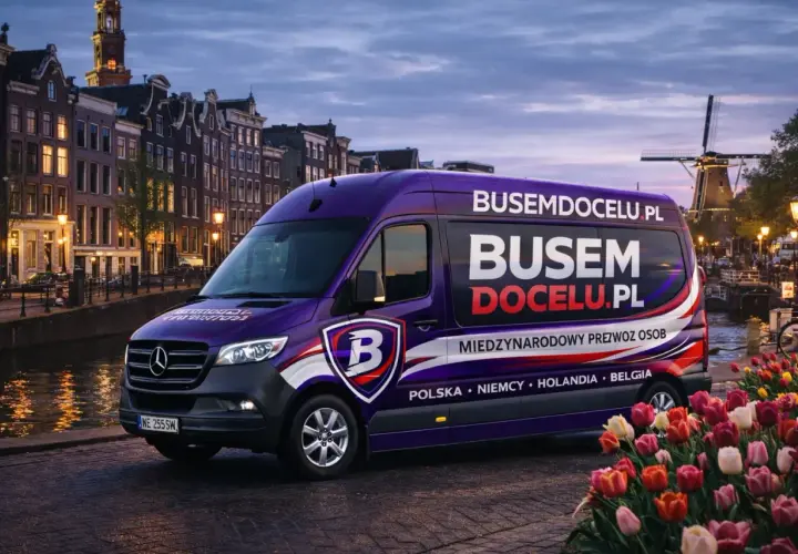 Fioletowy bus "BusemDoCel.pl" na tle Amsterdamu. Międzynarodowy przewóz osób z Polski, Niemiec, Holandii i Belgii.