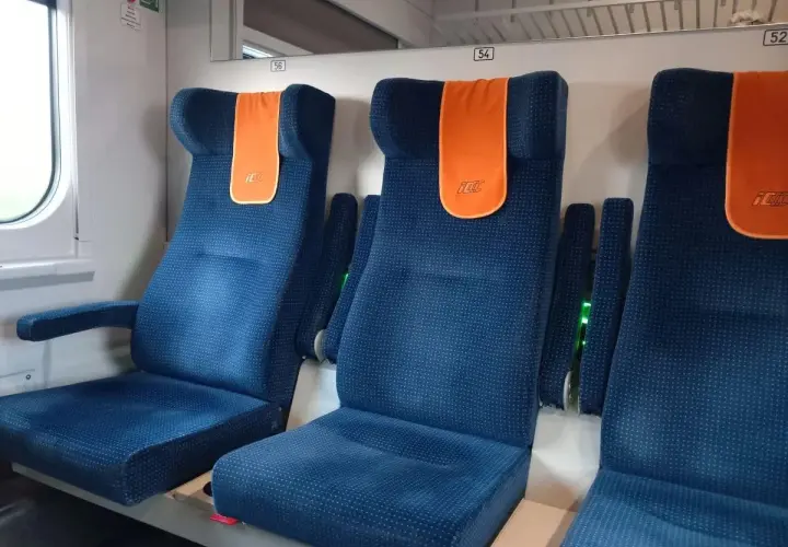 Puste siedzenia w pociągu PKP Intercity, gotowe na podróż z Giżycka do Warszawy.